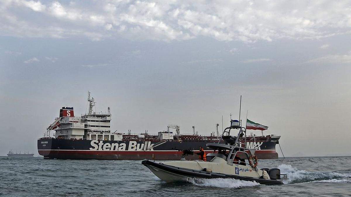 Ein Boot der iranischen Revolutionsgarden umkreist den Öltanker Stena Impero