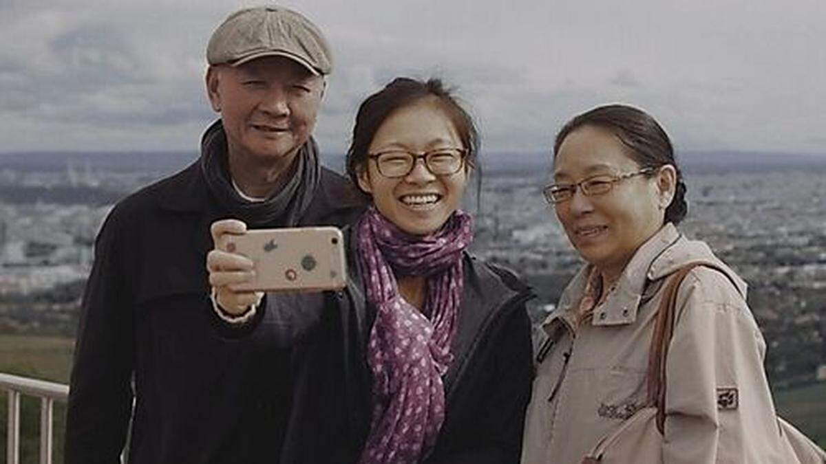 Die Filmemacherin auf einem Foto mit ihren Eltern 