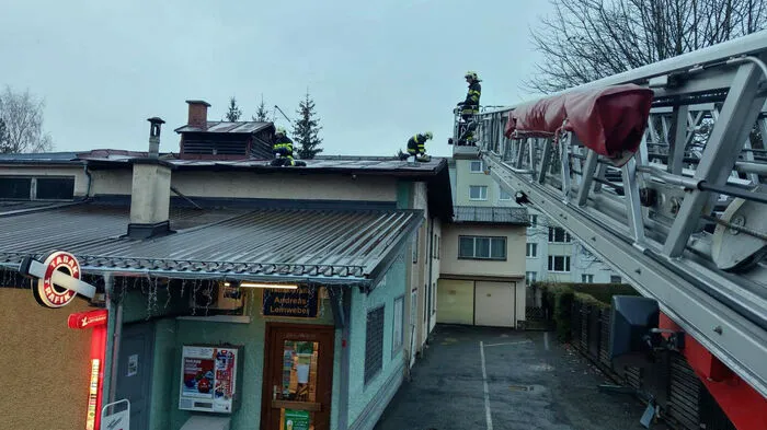 In der Langefelderstraße in der Trofaiacher Westsiedlung wurde ein Dach abgedeckt.