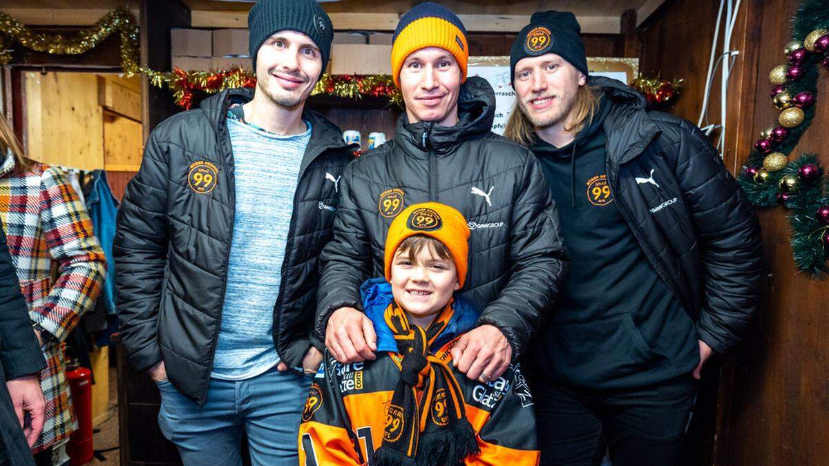 Die Graz 99ers Thomas Höneckl, Oliver Setzinger und Robin Weihager mit ihrem Fan Samuel (8)