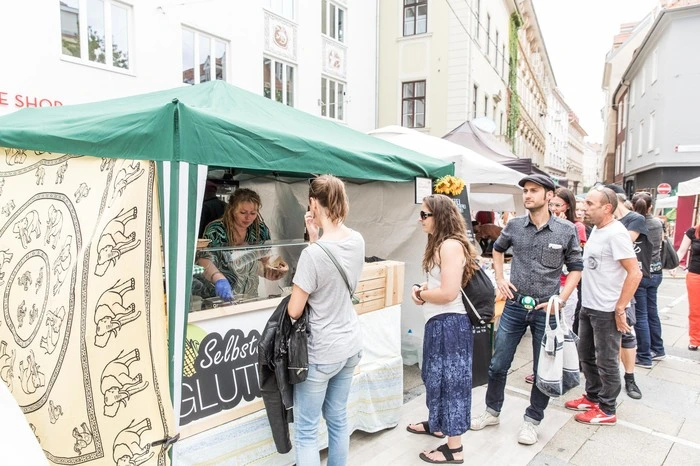 Doch bevor das fröhliche Verkosten losgehen kann, gilt es erst, sich anzustellen.
