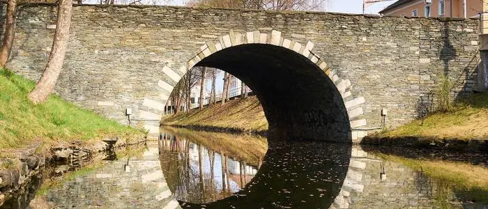 Die Steinerne Brücke verbindet St. Martin und Waidmannsdorf nicht nur symbolisch