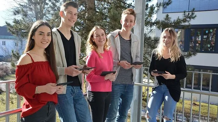 Junge Menschen erhalten in der Praxis-HAK eine gute Ausbildung