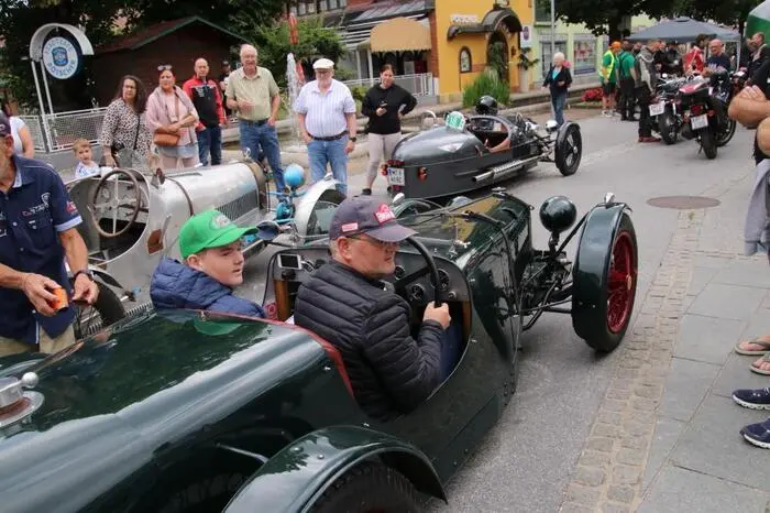 Die Besitzer und Lenker der Oldtimer freuten sich sichtlich über das Interesse der Besucher. 