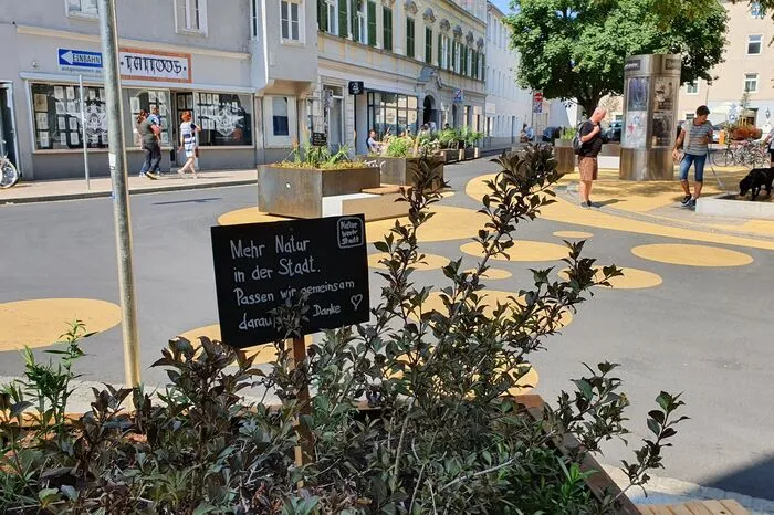 ... viele Sitzmöbel und Pflanzen signalisieren eindeutig: Hier ist keine normale Straße.