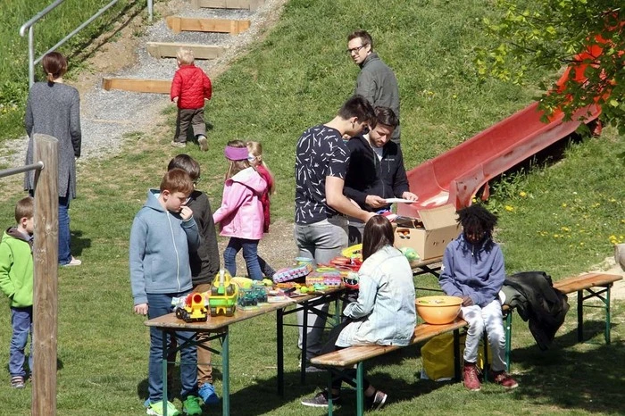 ...auf den Spielplatz in den Wallgraben, direkt am Fuße des Ertlberges.
