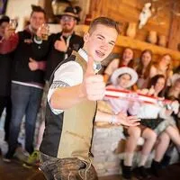 Nico Kristoferitsch nahm den Marcel-Hirscher-Song in der Latschenhütte auf der Teichalm auf