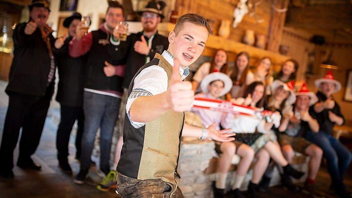 Nico Kristoferitsch nahm den Marcel-Hirscher-Song in der Latschenhütte auf der Teichalm auf