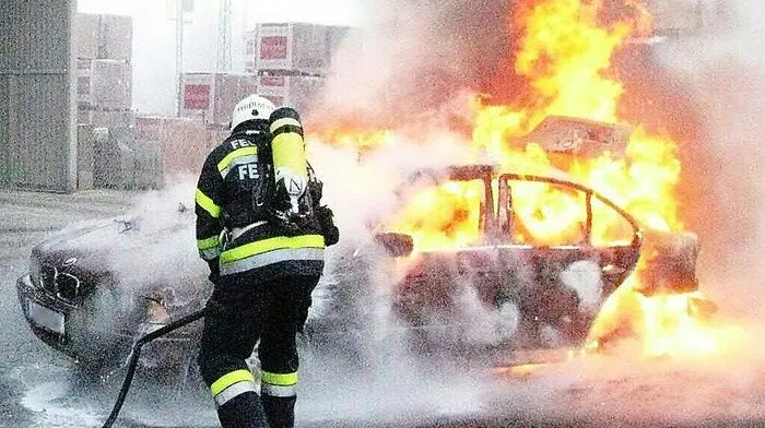 Die Feuerwehr löschte das brennende Fahrzeug
