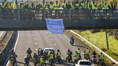 Die Protestbewegung unter dem Schlagwort "Gelbe Warnwesten" (gilets jaunes) richtet sich gegen das Vorhaben der Regierung, die Steuern für Autofahrer im kommenden Jahr weiter zu erhöhen