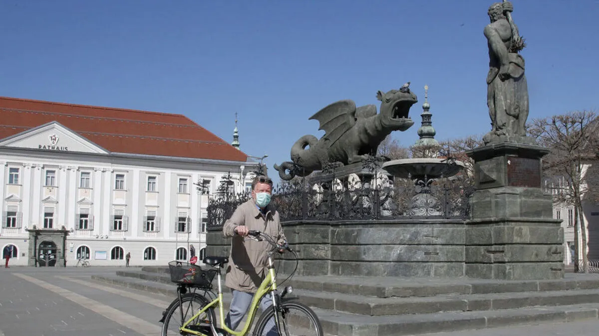 Symbol föderalen Selbstbewusstseins: Symbol föderalen Selbstbewusstseins: Der neue Platz in Klagenfurt mit dem Lindwurm