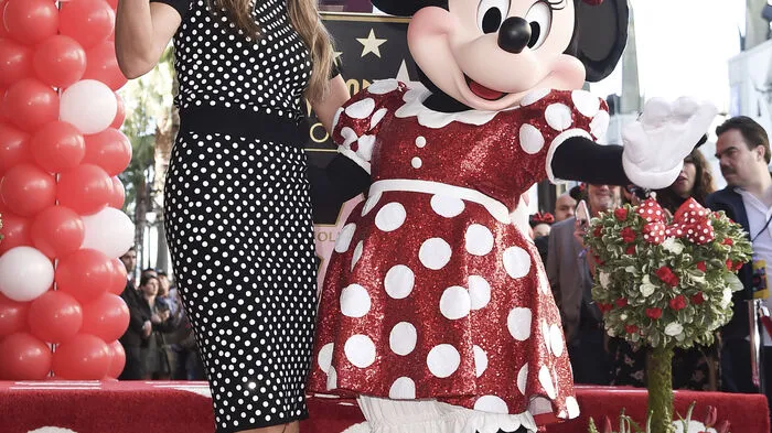 Mit berühmten Gästen wurde in Los Angeles eine besondere Dame geehrt: Minnie-Maus bekam im rot-weißen Tupfenkleid den 2627. Stern auf dem Hollywood Boulevard.