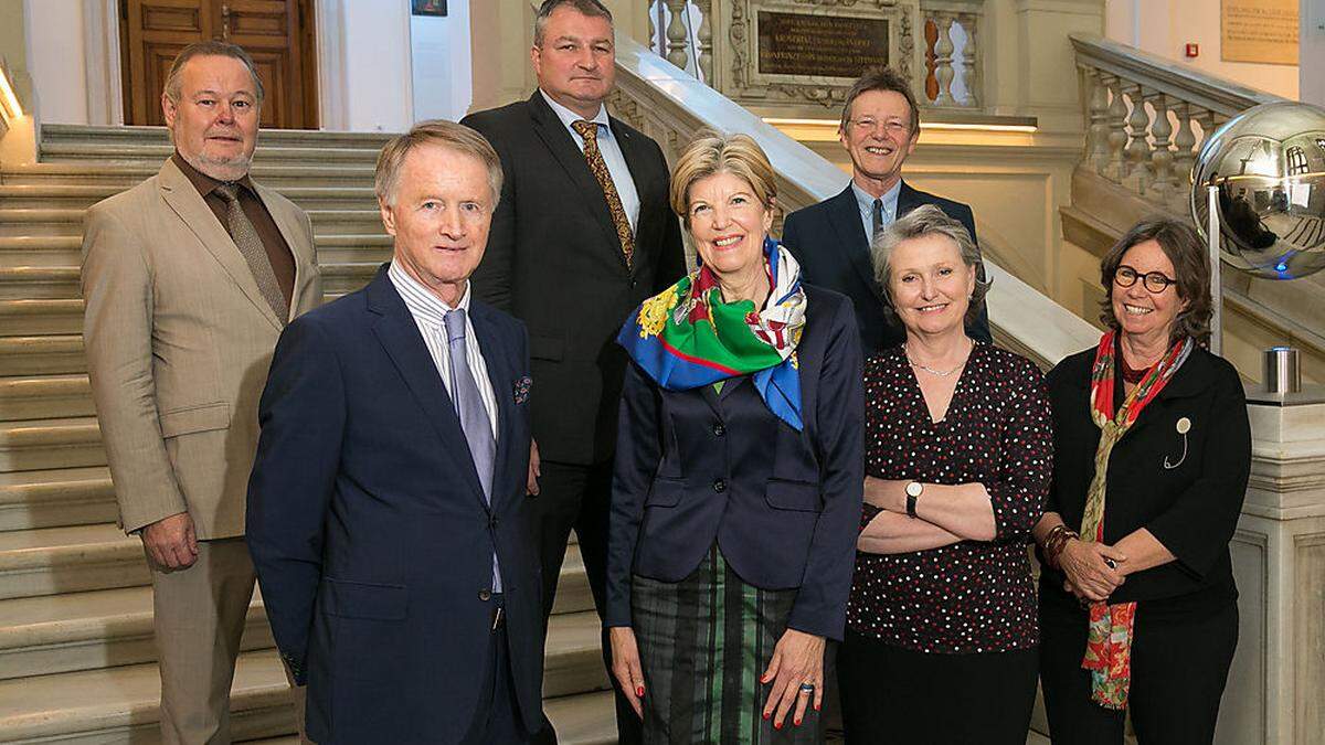 Der neu konstituierte Universitätsrat der TU Graz (von links): Johann Precht, Jochen Pildner-Steinburg, Reinhard Kienberger, Karin Schaupp, Günther Löschnigg, Gabriele Krenn und Renée Schroeder 