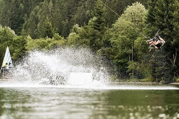 Wer keine Menschenmassen aber trotzdem ein wenig Action haben will, der ist in Stall/Mölltal gut aufgehoben. Der Gößnitzsee bietet eine große Liegewiese und den kärntenweit einzigen Wakeboard-Lift (Foto). Dafür ist das Wasser mit rund 18 Grad recht kühl. Anfahrt über die Autobahn nach Spittal/Drau, dann über die Mölltal-Straße in Richtung Stall.
