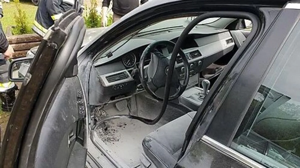 Das Feuer brach im Fahrgastraum des Pkw aus