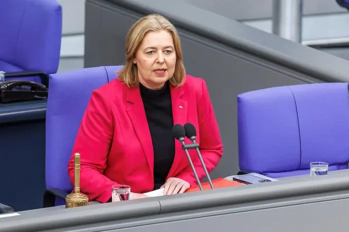 Plenarsitzung im Deutschen Bundestag Baerbel Bas, Praesidentin des Deutschen Bundestages, bei der Plenarsitzung im Deutschen Bundestag zur Aenderung des Grundgesetzes am 13.03.25 in Berlin. Berlin Berlin Deutschland Reichstag *** Plenary session in the German Bundestag Baerbel Bas, President of the German Bundestag, at the plenary session in the German Bundestag on the amendment of the Basic Law on 13 03 25 in Berlin Berlin Germany Reichstag