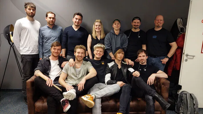 Hitparadenstürmer Thorsteinn Einarsson (vorne Mitte) und der ehemalige "Eurovision Song Contest"-Kandidat Nathan Trent (links neben Einarsson) gastierten am Samstag in Spielberg, ...