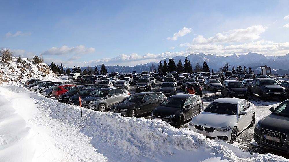 Die Parkplätze auf dem Dobratsch sind an starken Wintertagen prall gefüllt
