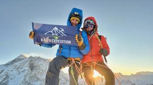 Lucas Zipper und Ramona Schwarzl am Ostgipfel des über 6000 Meter hohen Berges Lobuche