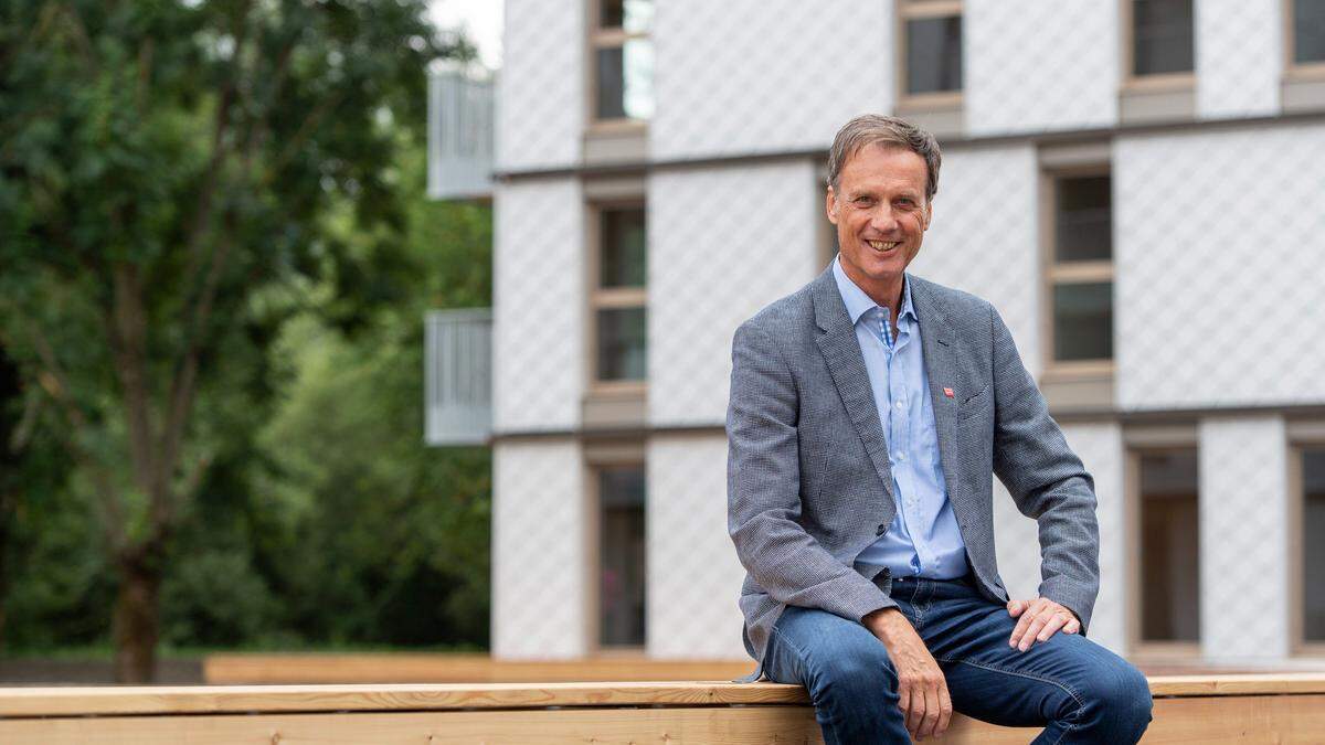 Fritz Kratzer vor dem Wohnbauprojekt Riverside in Diemlach