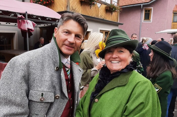 Dennoch war ein Hauch von „Maxlaun“ im Ort zu spüren. Statt vieler Standln gab es bei den Gastwirten – Kirchenwirt und Gasthaus Judmaier – geselliges Zusammensitzen bei Musik und Kulinarik.