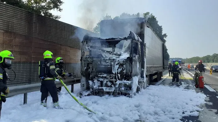 Ein Lkw, der Zement geladen hatte, stand am Dienstagvormittag auf der A2 in Brand.