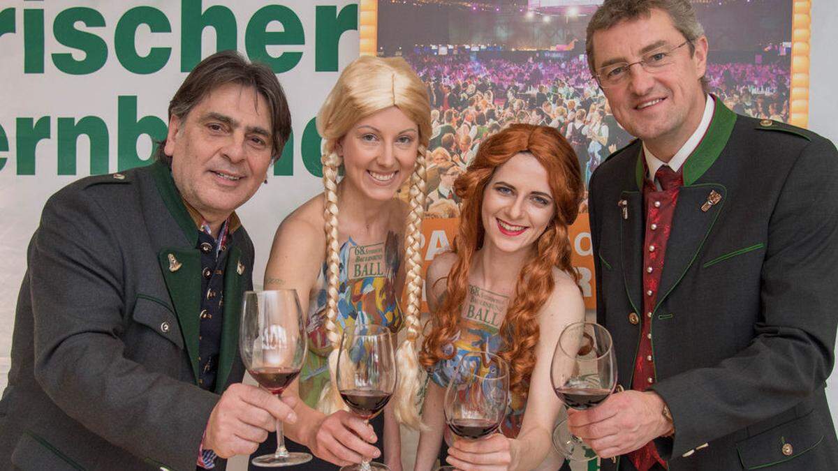 Bauernbunddirektor Franz Tonner (rechts) und Maler Wolfgang Garofalo, dessen Wein-Etiketten via Bodypainting präsentiert wurden