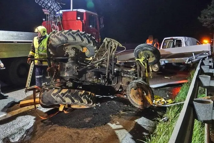 Gegen 22.30 Uhr kam es zu einem Auffahrunfall - dabei krachte ein Kleintransporter mit Graz-Umgebung-Autokennzeichen gegen einen Leibnitzer Geländewagen, der auf dem Anhänger einen alten Steyr (Typ 15) geladen hatte.