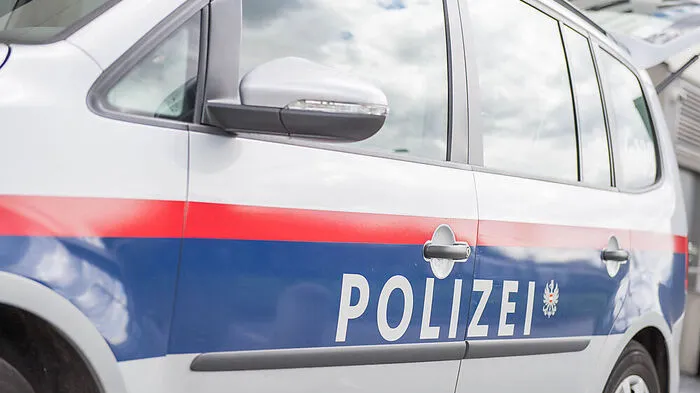 Die Polizei ermittelt nach dem Containereinbruch (Symbolbild)