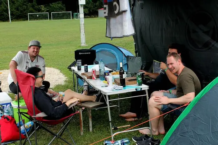Wie es sich für ein Festival gehört, gab es einen Zeltplatz, der ebenfalls sehr gut angenommen wurde. Sogar Gäste aus Belgien campierten und genossen den musikalischen Höchstgenuss.