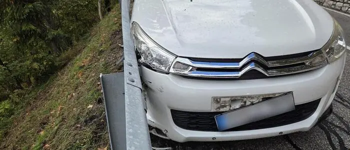 Ein Auto steckte mit dem Vorderrad unter der Leitschiene fest