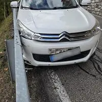 Ein Auto steckte mit dem Vorderrad unter der Leitschiene fest
