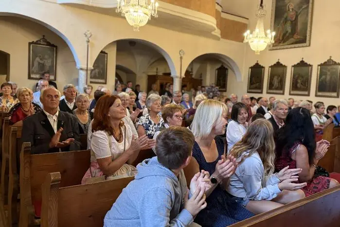 Stadtpfarrer Alois Schlemmer und Pfarrer Karl Kröll, der 44 Jahre lang als „guter Hirte“ wirkte, zeigten sich nach der Messe beeindruckt und suchten das persönliche Gespräch bei den vielen Gästen.