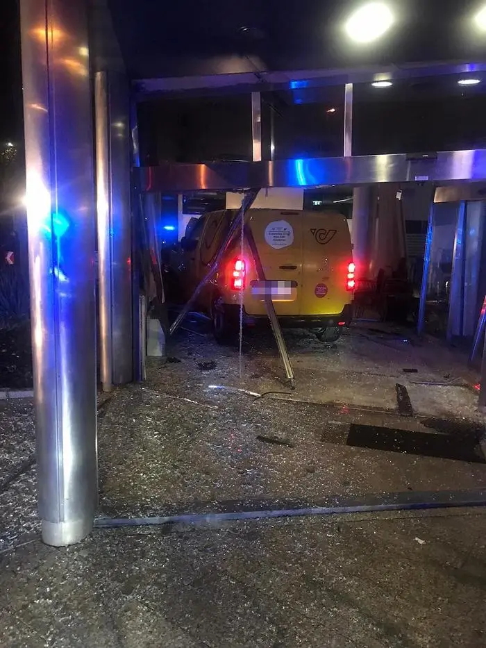 Die Berufsfeuerwehr Klagenfurt musste die Decke des Foyers mit Stehern abstützen