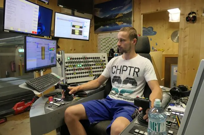 Simon Stöffler bedient eine Steuerung im Sägewerk der Waldgenossenschaft