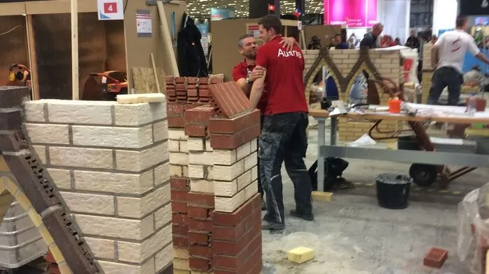 Der Schwamm fliegt in die Luft, die Erleichternug ist riesengroß. Die Sekunden nach dem Wettkampfende für Maurer Oliver Pieber (Lieb Bau Weiz).