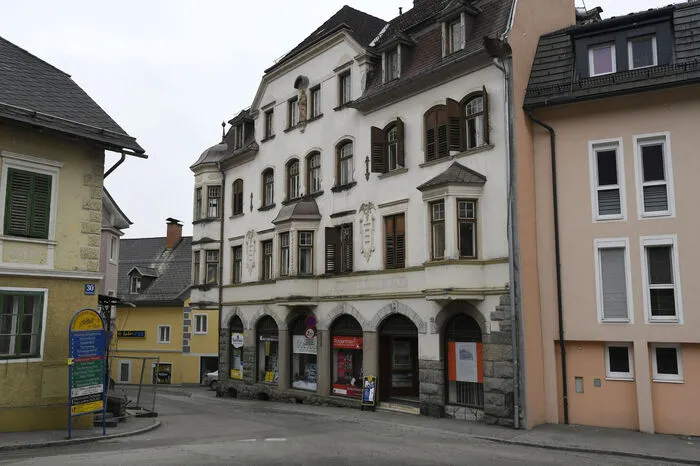 Das ehemalige Kaufhaus mit seiner schönen Fassade mit Stuckelementen und einer Heiligenstatue, direkt im Ortszentrum von Millstatt.