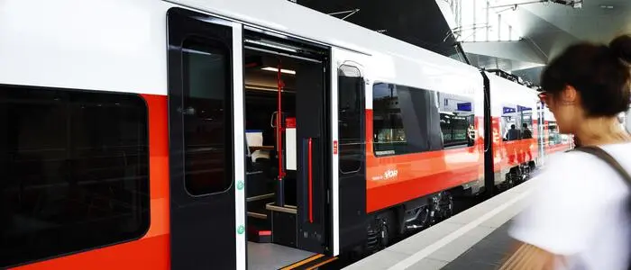 Ein Mann war in Tirol über die Gleise gegangen und von einem Zug erfasst worden
