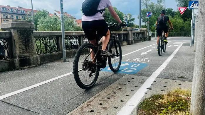 Radweg bei der Keplerstraße: Markierungen am Boden mit Zahlen (0 für Innenstadtring, 12 für Eggenberg) weisen den Weg, Schilder führen an Kreuzungen zu wichtigen Orten