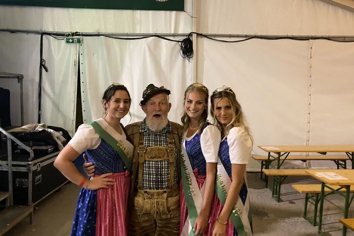Die drei Hoheiten mit einem "Fan"
