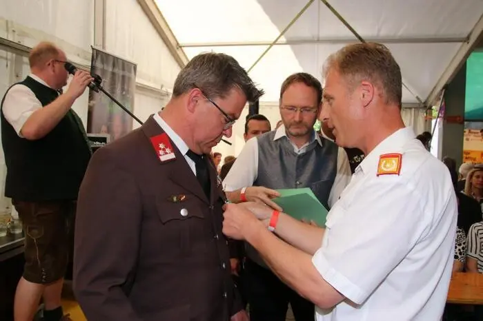 Höhepunkt des Frühschoppens, den die „Huafis“ musikalisch gestalteten, war die Ehrung von Feuerwehrmännern.