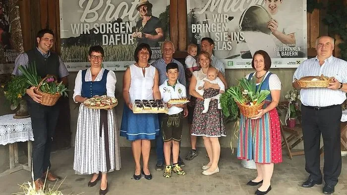 Bezirksobmänner, Bezirksbäuerinnen und die Gastgeberfamilie Reiter bei der gestrigen Präsentation der Imagekampagne