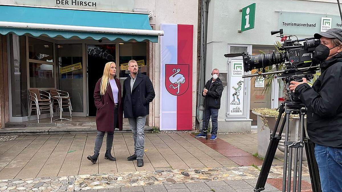 Die zwei SOKO Donau Cops, gespielt von Lilian Klebow und Martin Gruber, beim Dreh am Leobener Hauptplatz