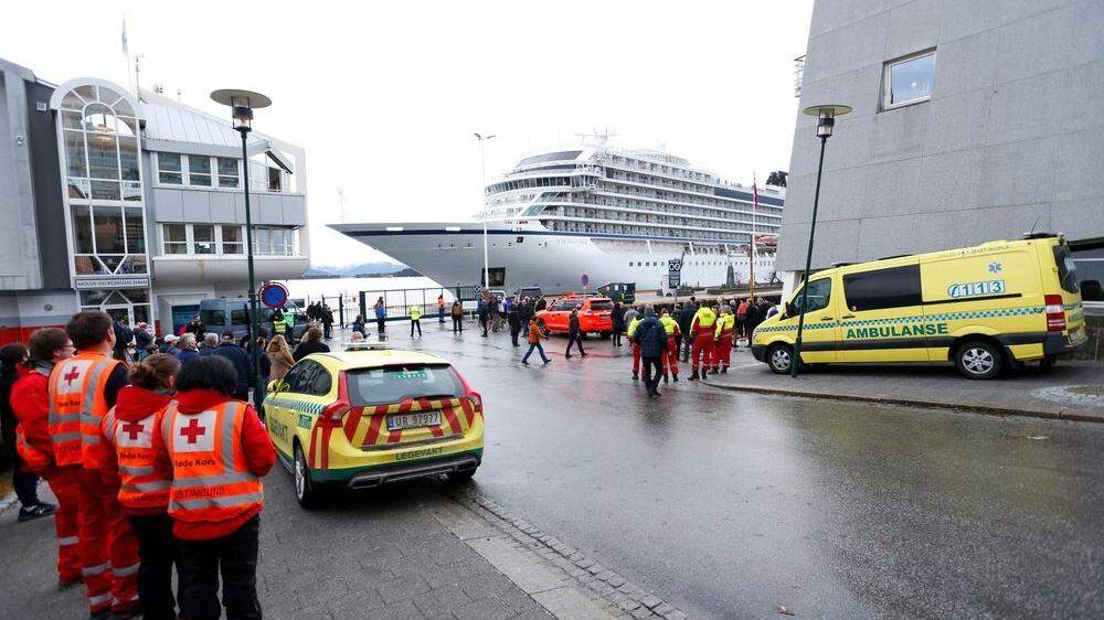 Fast 500 Passagiere wurden per Hubschrauber an Land gebracht - die restlichen knapp 900 Menschen trafen am Sonntagnachmittag mit der &quot;Viking Sky&quot; in Molde ein