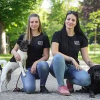 Sarah Ressmann und Silvana Klammer mit ihren Hunden Jimmi und Nala wollen mit ihrem Hundetraining anderen Hundehaltern helfen, entspannter durchs Leben zu kommen