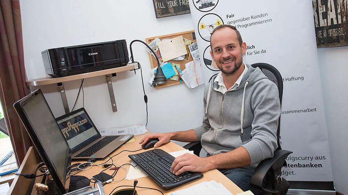 Sein Büro hat Josef Neubauer in Elz (Gemeinde Puch), mit Kunden trifft er sich aber auch oft in Cafés