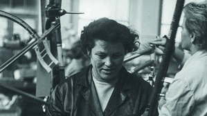 Blick auf eine Arbeiterin der Puch-Werke, Steyr Daimler Puch, Thondorf, 1962
