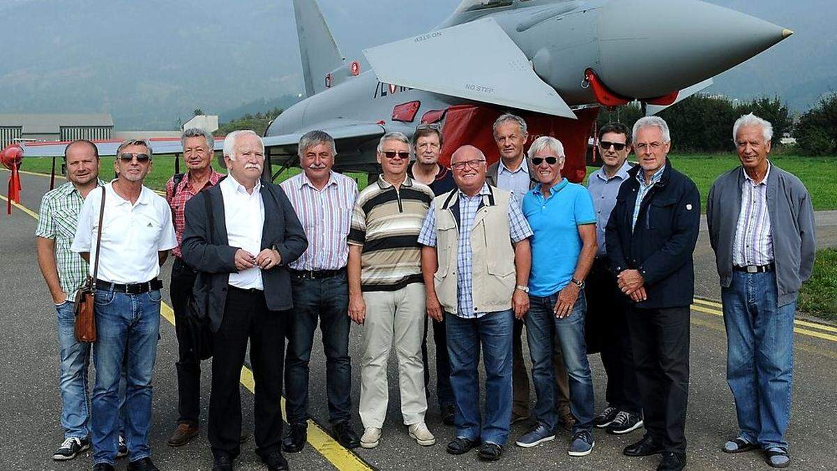 Galler (Vierter von links) mit den Teilnehmern vor einem Eurofighter