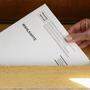Wahlkarte wird in Urne geworfen | Mehr als 15.000 Wahlberechtigte wollen ihre Stimmen mittels Briefwahl abgeben.