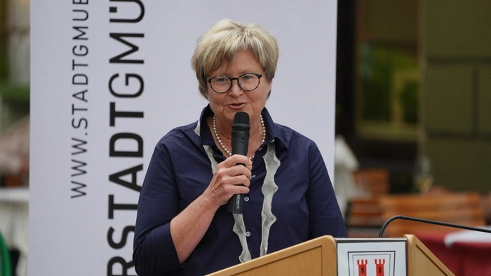 Geschäftsführerin Erika Schuster dankte den vielen Partnern und Mitgliedern für die Unterstützung in der Arbeit für die Künstlerstadt.